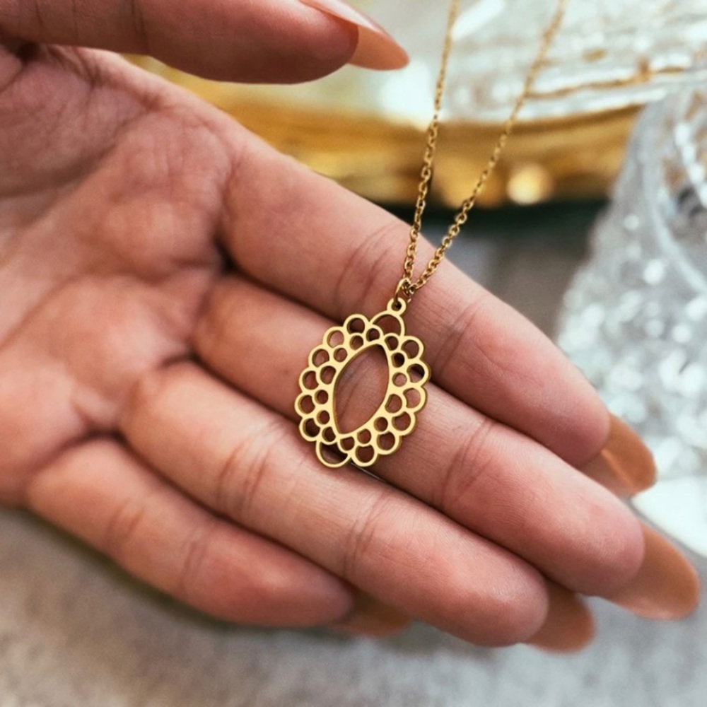 HOST PICK |Adorable Retro Hollow Oval Stainless Steel Necklace Accessory